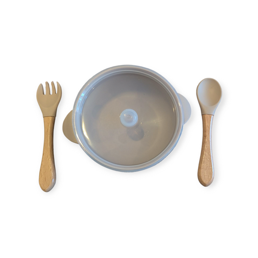 Suction bowl with lid and cutlery