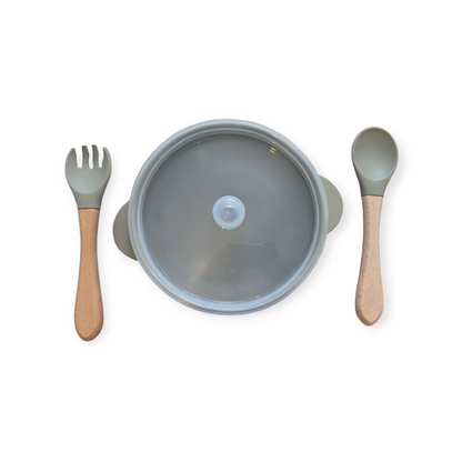 Suction bowl with lid and cutlery